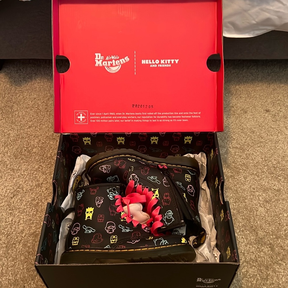 Dr. Martens X Hello Kitty little kids 11